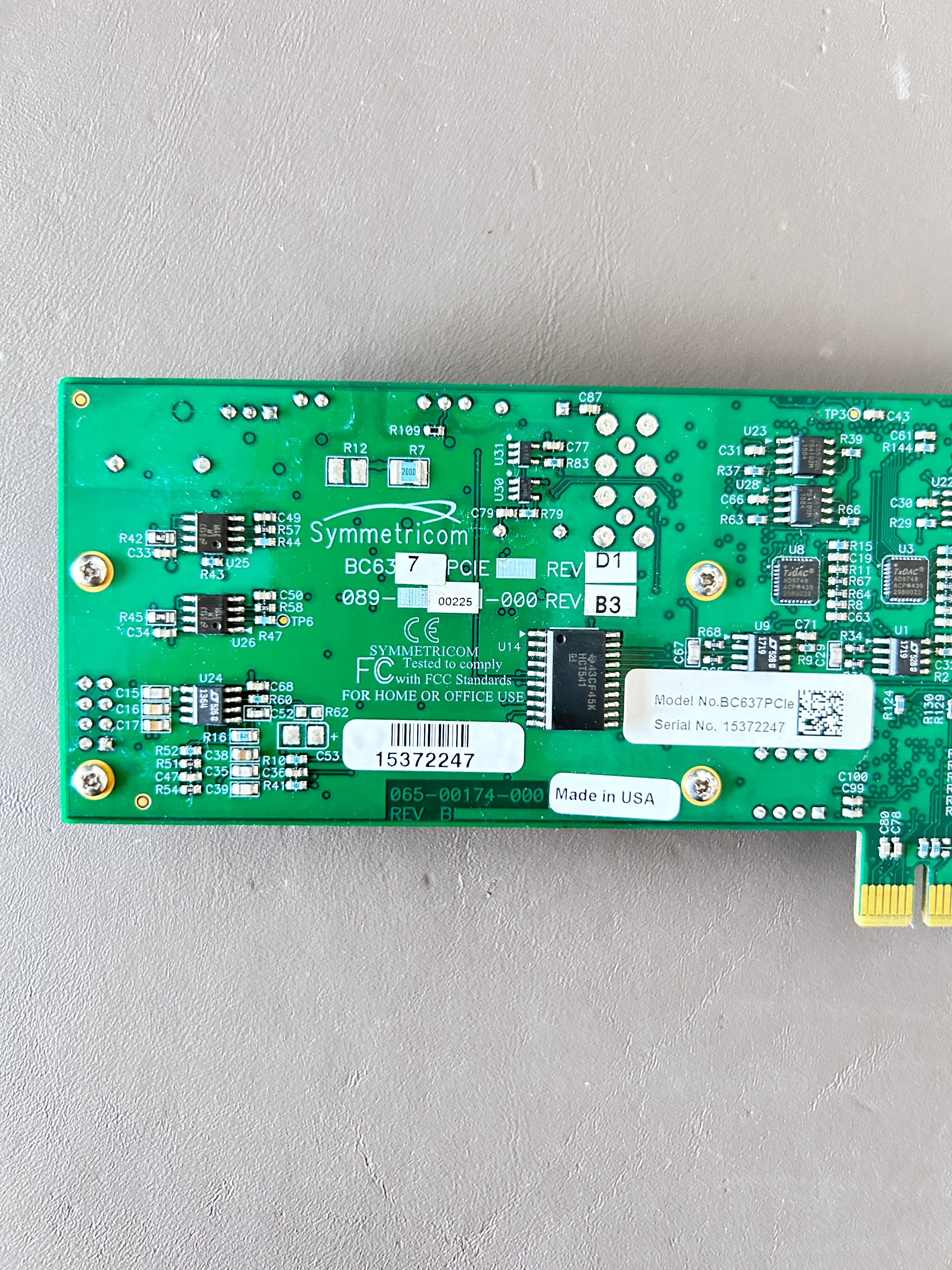 BC637PCIe GPS SMA Connector and Product Label Close-up