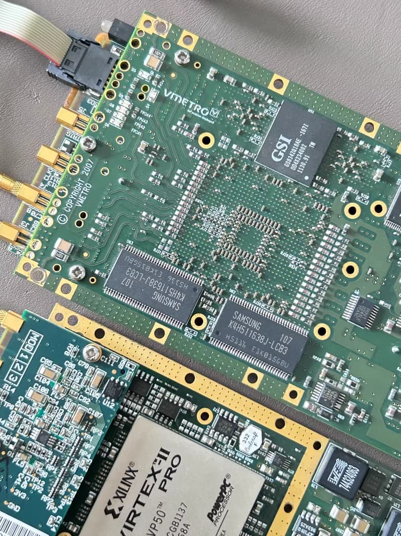 Close-up of Samsung and GSI memory components